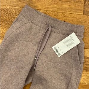 NWT Lululemon Scuba jogger size 4